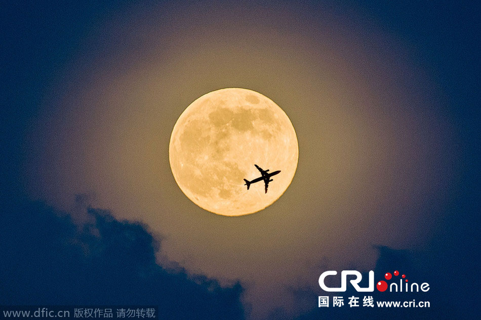 8月10日，19點15分，深圳上空的超級月亮。圖片來源：鄧飛/東方IC