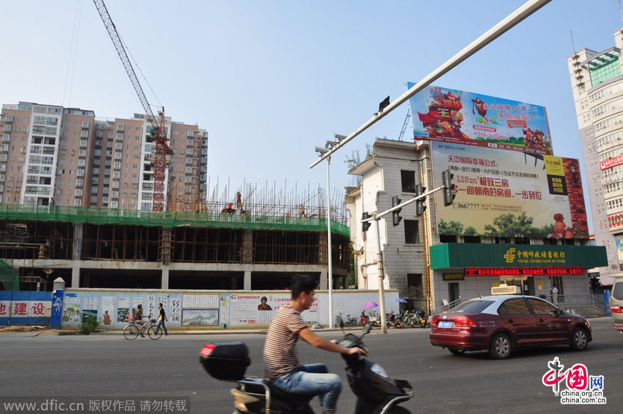 營業(yè)網(wǎng)點周圍也都在開發(fā)建設(shè),唯有這座三層小樓極為扎眼。