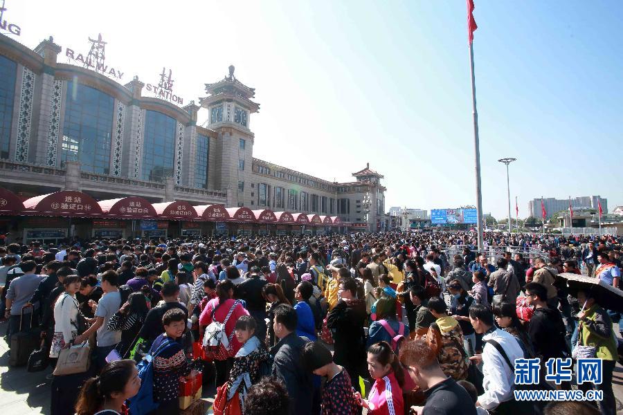  10月6日，在北京火車站，人們排隊(duì)進(jìn)站。