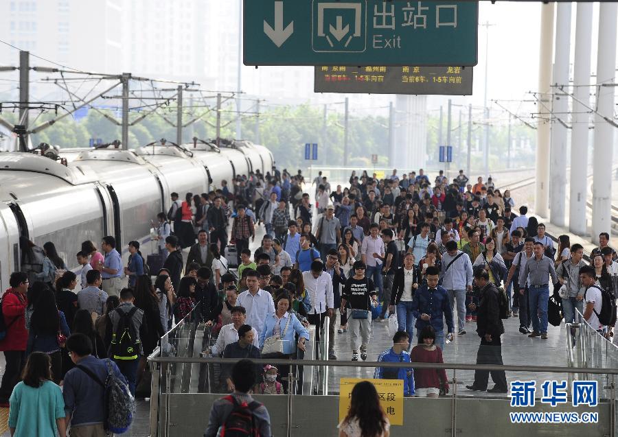10月6日，無(wú)錫火車站站臺(tái)上人頭攢動(dòng)。