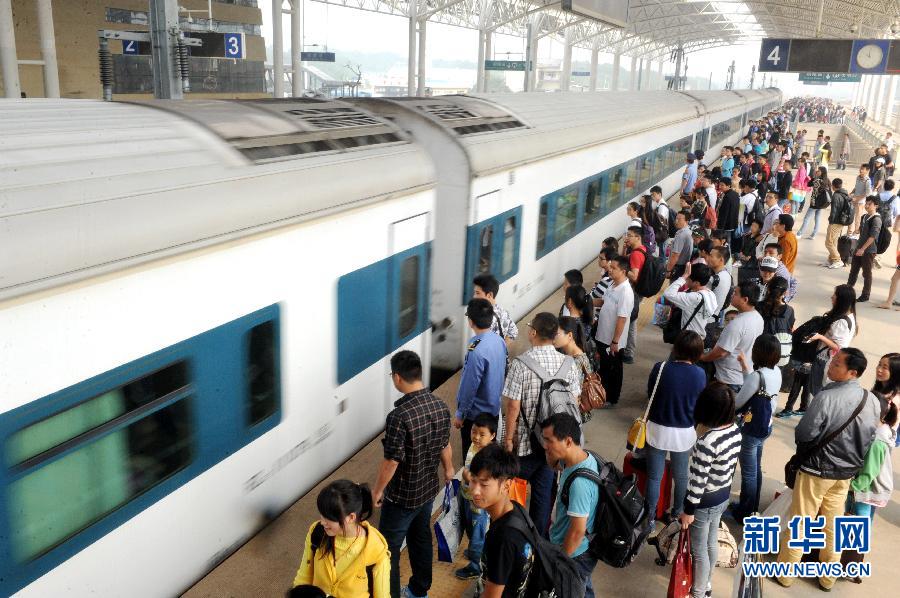 10月6日，在安徽銅陵火車站，大批旅客在站臺(tái)上等候乘車。