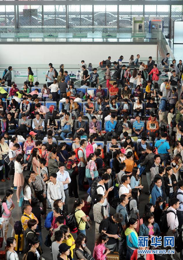 10月6日，旅客在蘇州火車站候車大廳等候乘車。