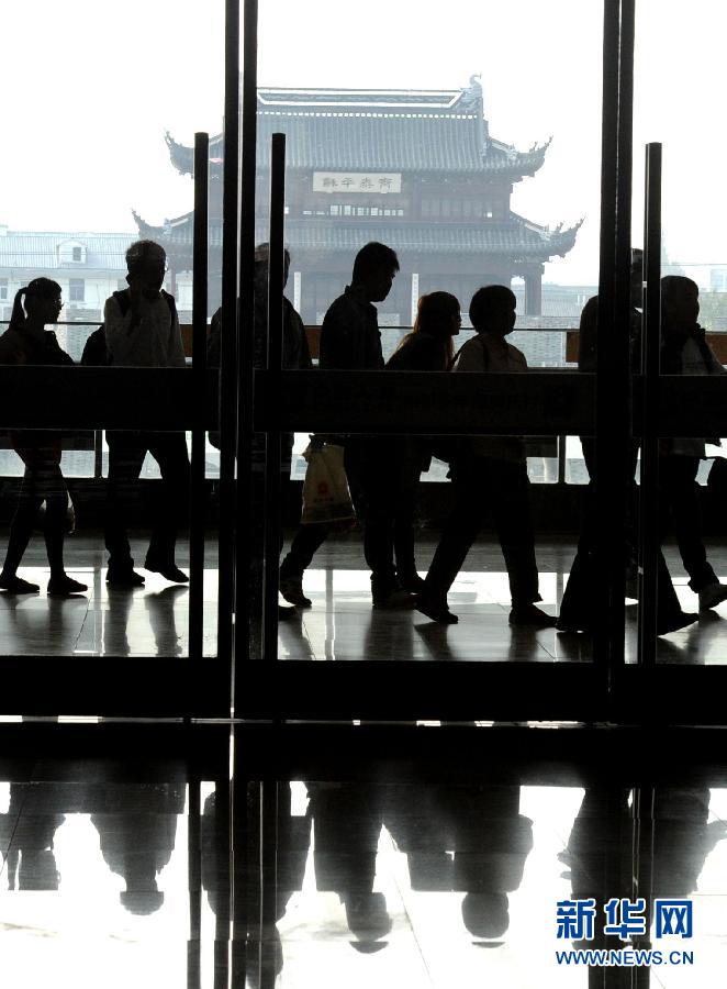 10月6日，旅客排隊(duì)進(jìn)入蘇州火車站二樓候車大廳。