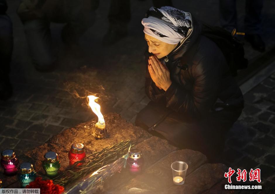 當(dāng)?shù)貢r(shí)間2014年11月22日，烏克蘭基輔，民眾舉行儀式紀(jì)念1932-1933烏克蘭大饑荒81周年