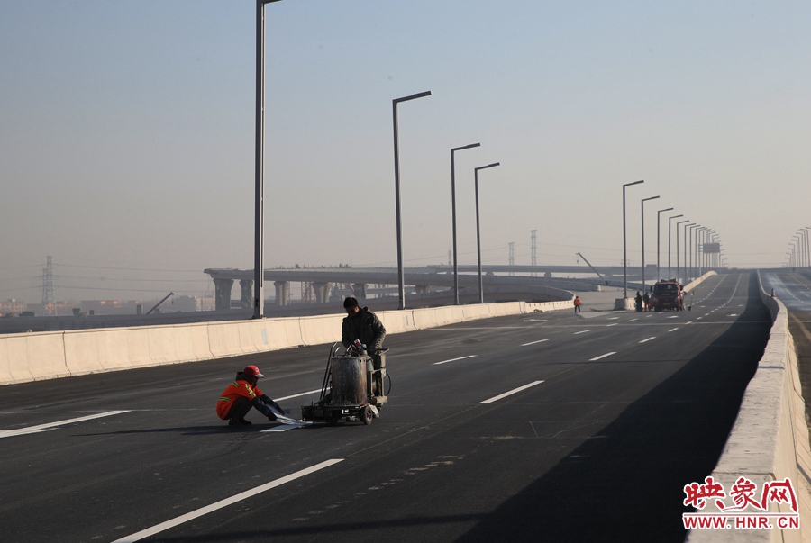 部門路段工人正在噴畫道路標(biāo)線。