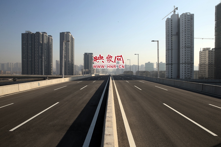 隴海高架過西三環(huán)進(jìn)入市區(qū)。
