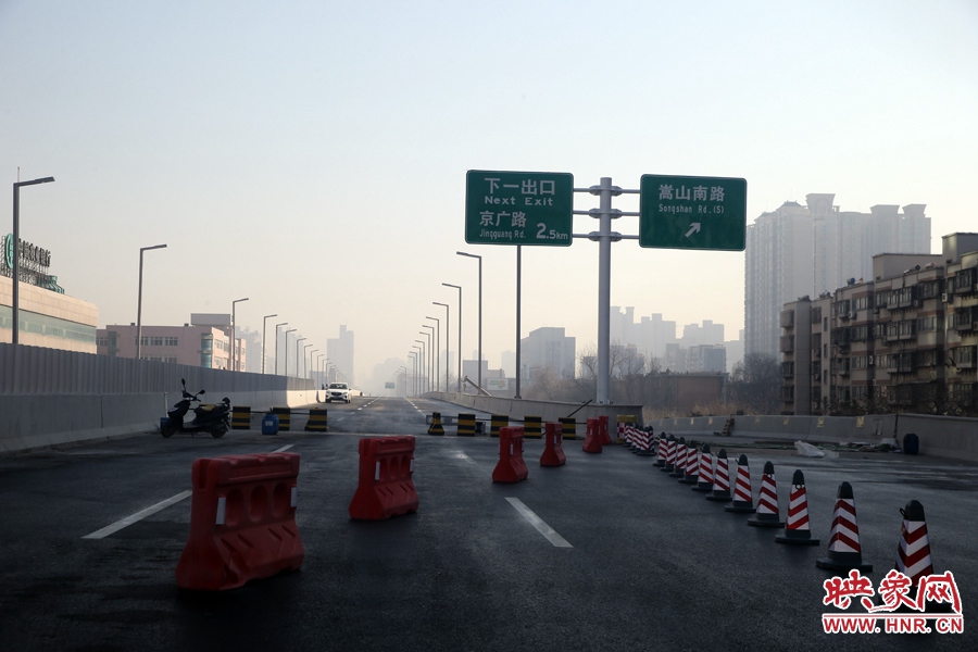 嵩山南路出口，由西向東至嵩山南路出口向東暫未開通。
