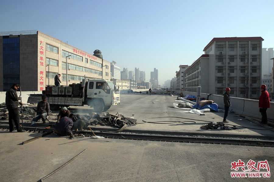 由西向東方向，嵩山南路出口以東，仍在緊張施工中。