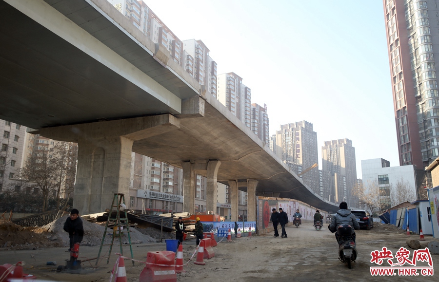 由西向東方向，嵩山南路出口以東，仍在緊張施工中。
