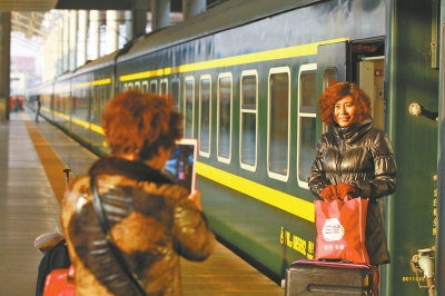 鄭州火車站又見綠皮車,車前留個(gè)影。