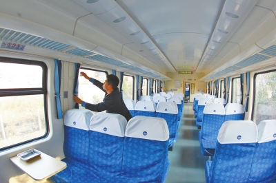 硬座車廂 藍(lán)色座套，清清爽爽。