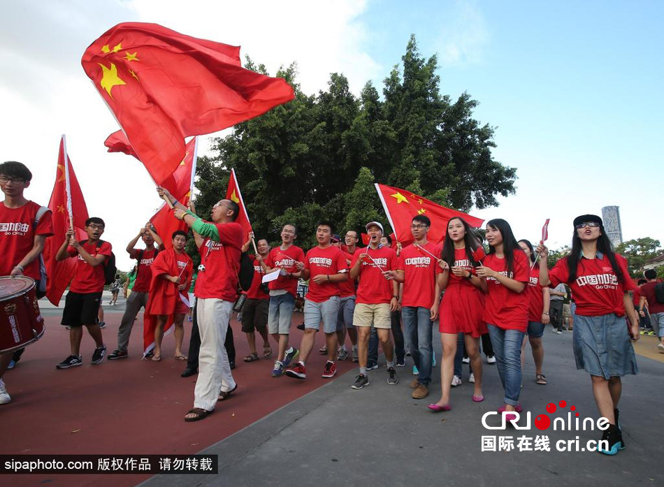 賽前中國球迷揮舞國旗進場，為國足助威。