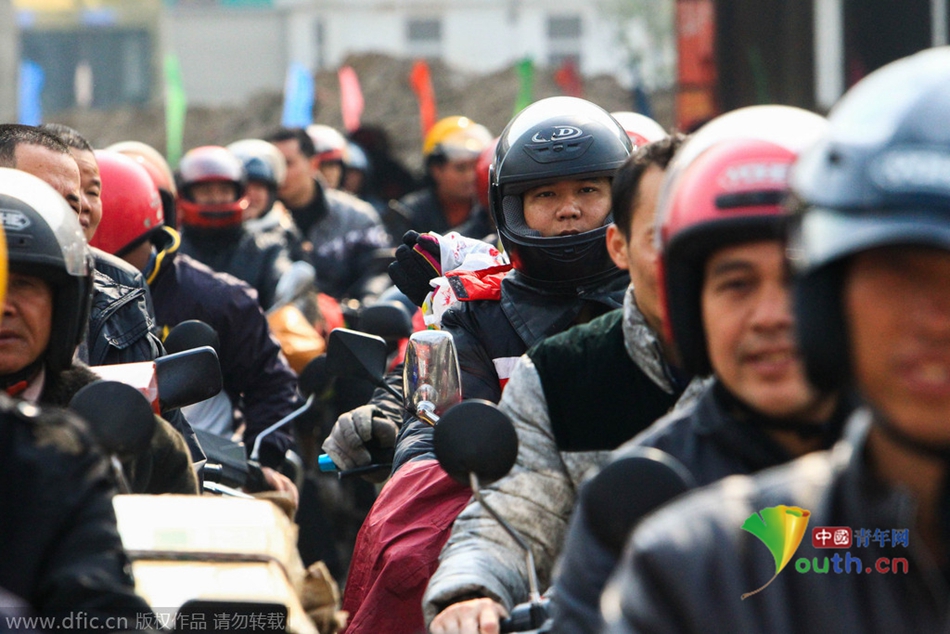 2015年2月10日，廣東佛山，順德龍山加油站為返鄉(xiāng)摩托車免費(fèi)加油。