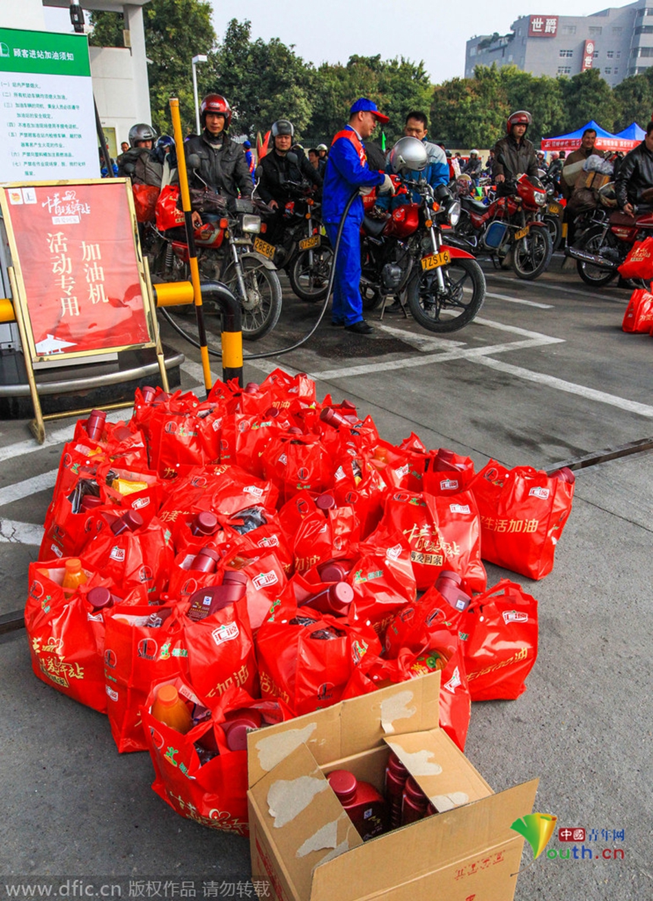 2015年2月10日，廣東佛山，順德龍山加油站為返鄉(xiāng)摩托車免費(fèi)加油。