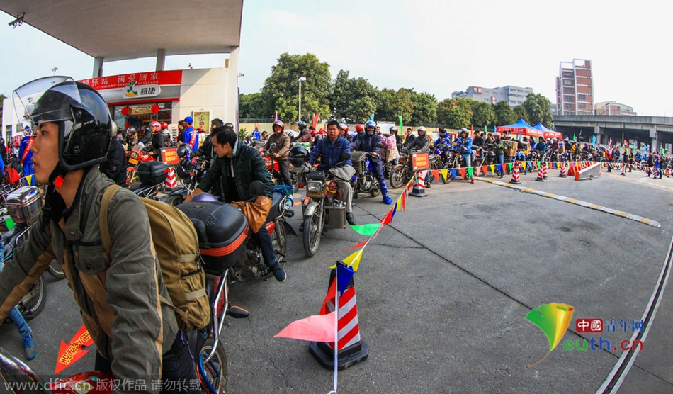 2015年2月10日，廣東佛山，順德龍山加油站為返鄉(xiāng)摩托車免費(fèi)加油。