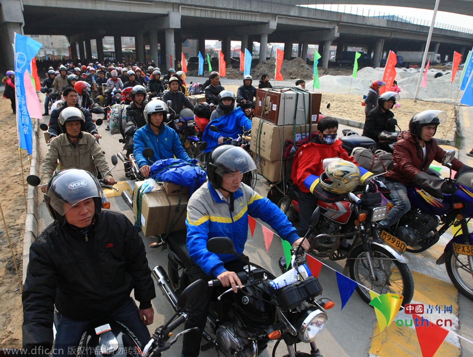 2015年2月10日，廣東佛山，順德龍山加油站為返鄉(xiāng)摩托車免費(fèi)加油。