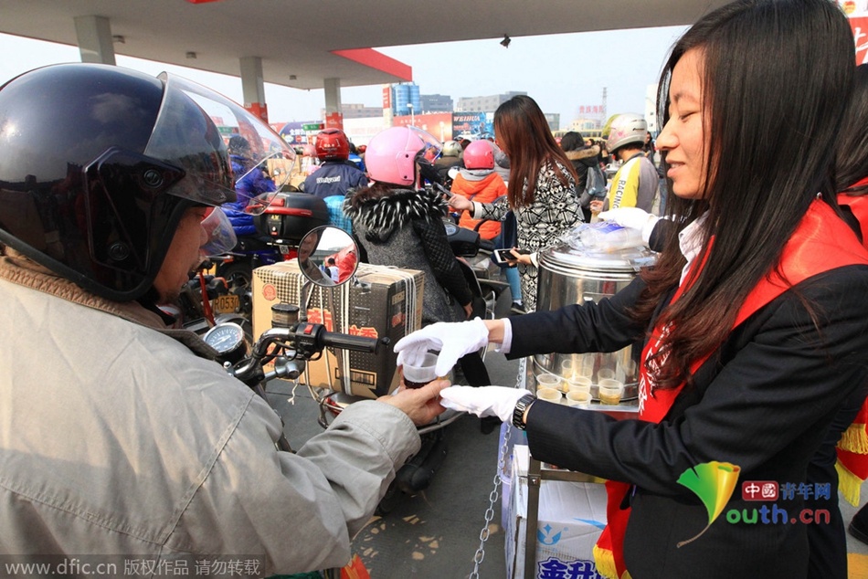 2015年2月10日，廣東佛山，順德龍山加油站為返鄉(xiāng)摩托車免費(fèi)加油。