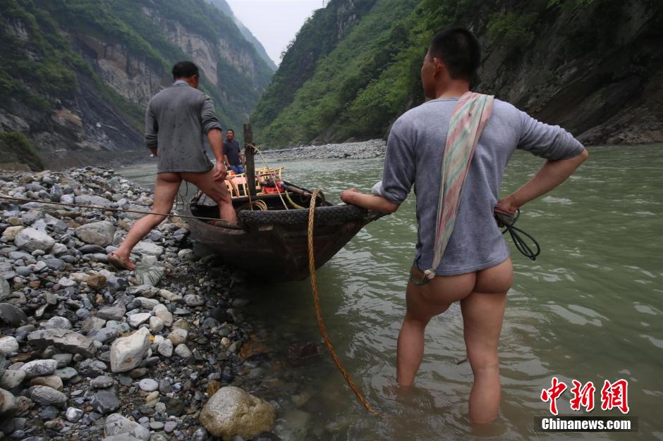 巴東神農(nóng)溪還保留著獨特的裸體纖夫拉纖景觀。