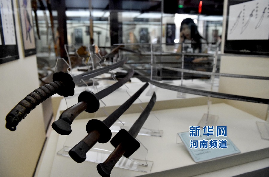 4月26日，參觀者在兵器展覽館內參觀。