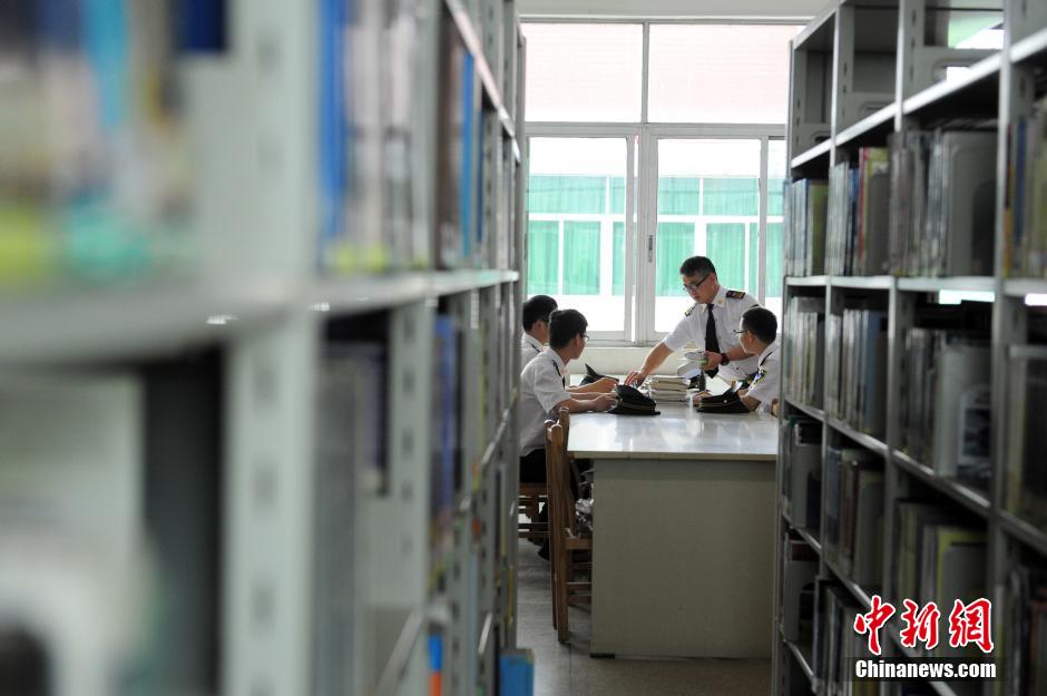 5月8日，武漢輕工大學(xué)保安吳濤、江力、黃凱、萬文杰在圖書館學(xué)習(xí)中。中新社發(fā) 張暢 攝