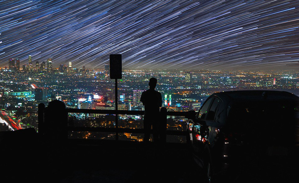 照片中，一名男子看著流星和隕星劃過天空。（網(wǎng)頁(yè)截圖）