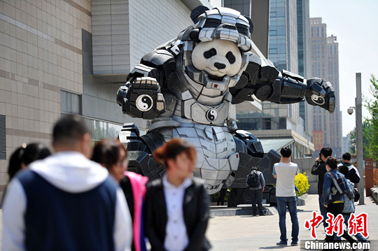 5月9日，遼寧沈陽，一商城門前廣場上驚現(xiàn)7米多高的熊貓鋼鐵俠，吸引不少人駐足拍照。
