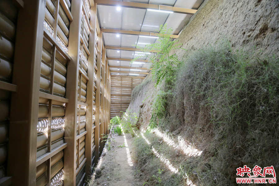 鄭州市商城遺址保護管理處對該節(jié)點1700米城垣兩側斷面遺址進行保護性設施建設。