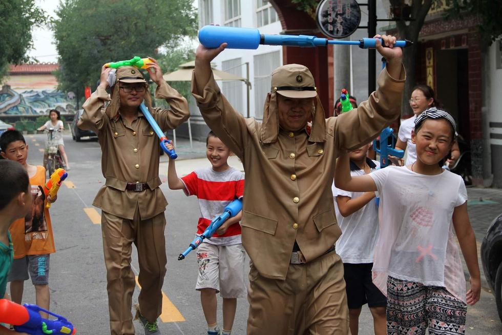 最終幾名鬼子被八路軍制服，被押著游街示眾，以此慶祝抗日戰(zhàn)爭勝利70周年。