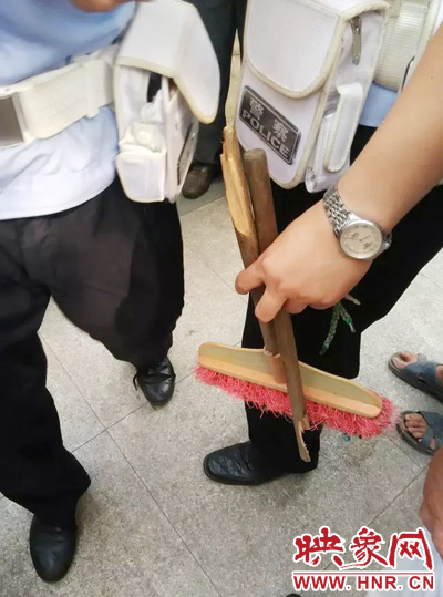 老太從環(huán)衛(wèi)工手中奪過(guò)掃帚，用腳踩斷，用力向環(huán)衛(wèi)工人的手上和腿上敲去。