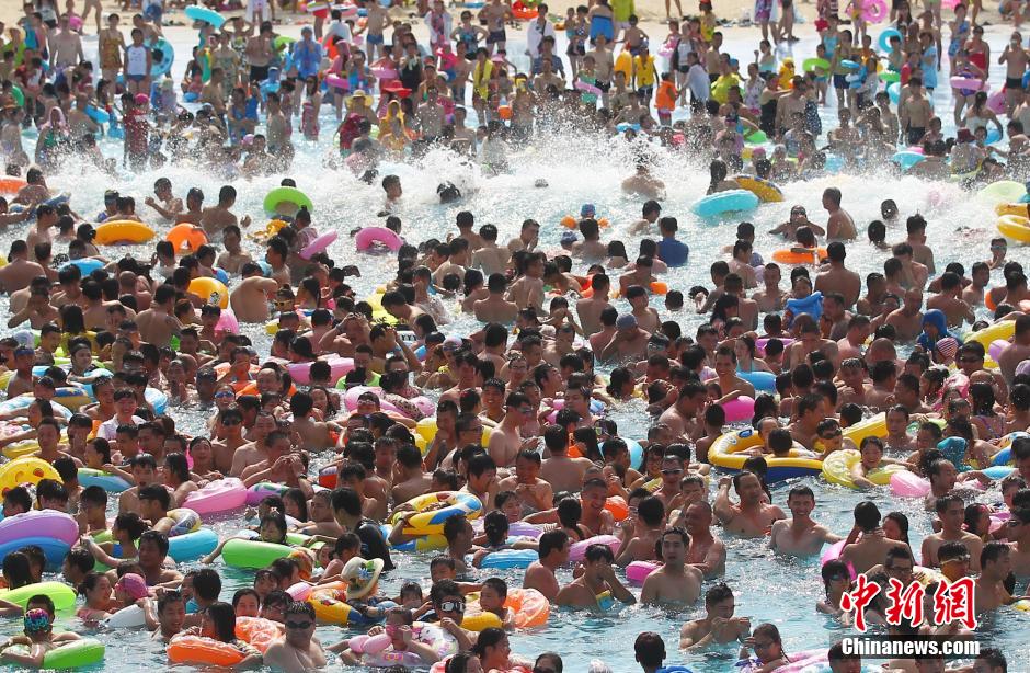 8月1日，民眾扎堆在南京湯山歡樂水魔方水上樂園戲水，享受“冰火兩重天”的涼爽和激情。連日來，中國大部分地區(qū)迎來高溫天氣。