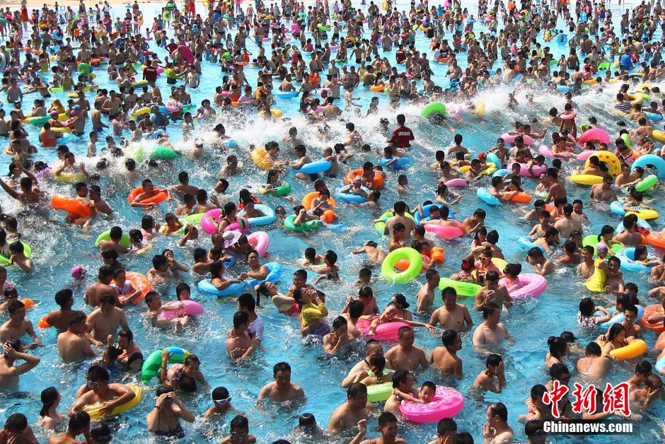 8月1日，民眾扎堆在南京湯山歡樂水魔方水上樂園戲水，享受“冰火兩重天”的涼爽和激情。連日來，中國大部分地區(qū)迎來高溫天氣。