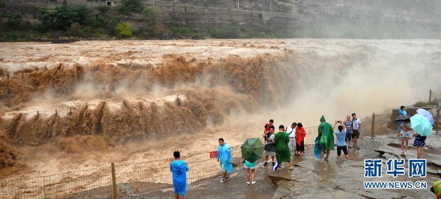 8月2日，游客在山西吉縣黃河壺口瀑布景區(qū)游覽觀瀑。