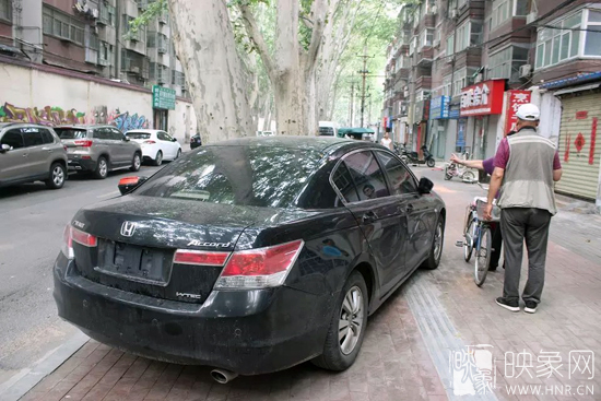 男子的車牌因是外地牌照，被小偷盜走。