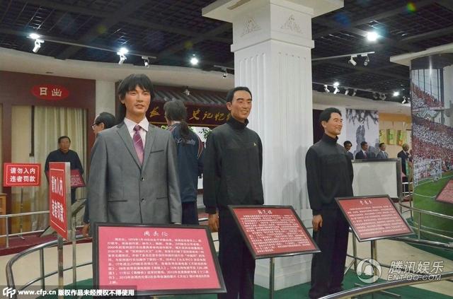 “華鎣山中外名人蠟像館”中的蠟像，被網(wǎng)友稱作“華鎣山農(nóng)貿(mào)服裝發(fā)布會”。