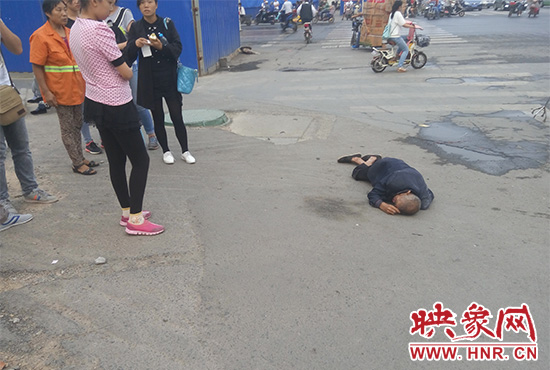 老人倒地后無人敢扶，過路市民拍照作證。