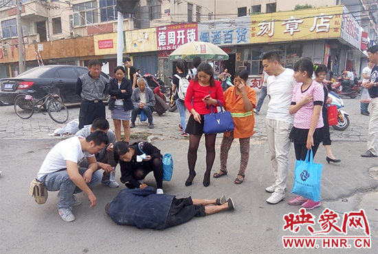 據(jù)附近環(huán)衛(wèi)工人介紹，老人是自己過路口時不小心摔倒的。