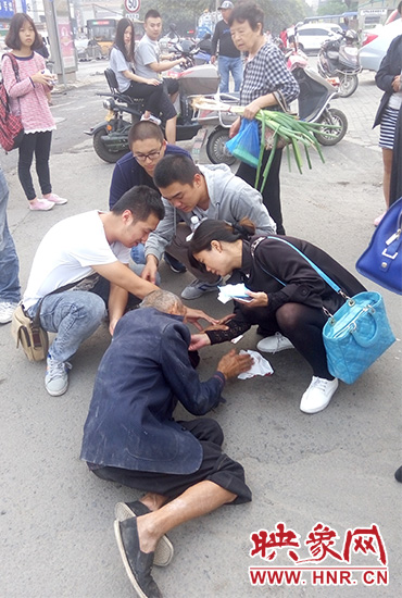 一些愛心市民在撥打了110和120后，上前給老人擦臉上的血跡。