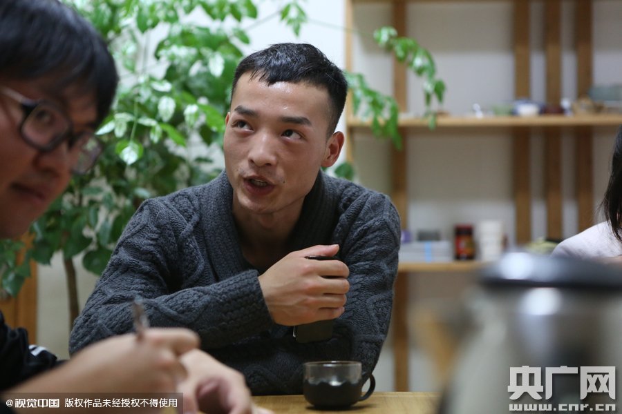 網(wǎng)絡(luò)紅人葉良辰現(xiàn)身浙江臺州，接受記者的專訪。