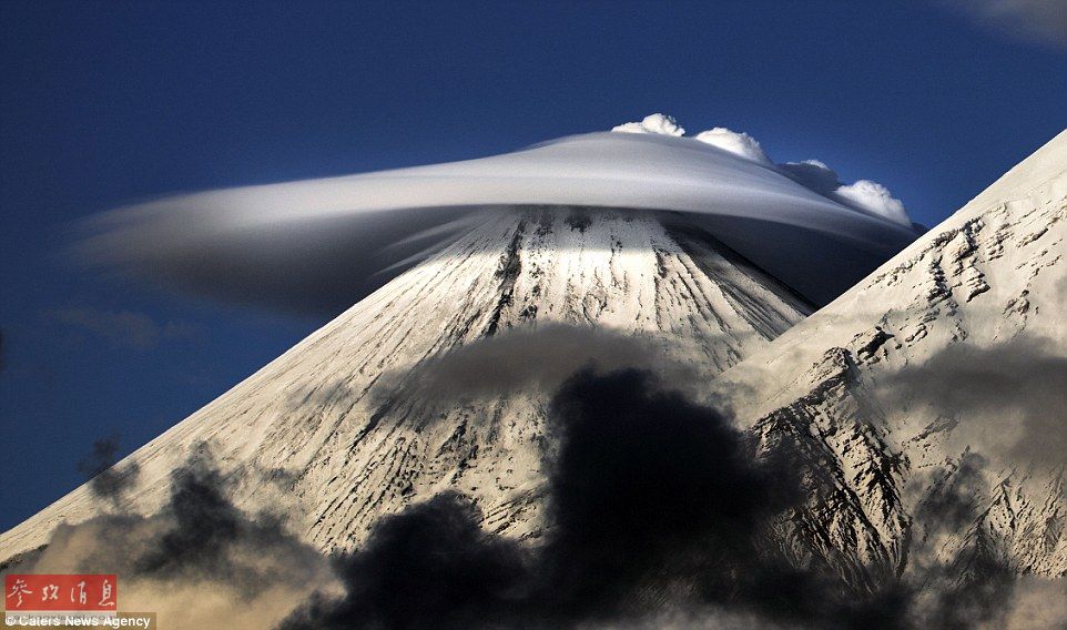 火山上籠罩著類似于外星飛碟形狀的云彩，場(chǎng)景猶如科幻大片。