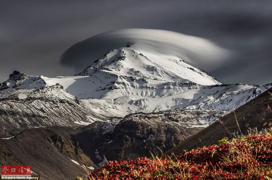 火山上籠罩著類似于外星飛碟形狀的云彩，場(chǎng)景猶如科幻大片。