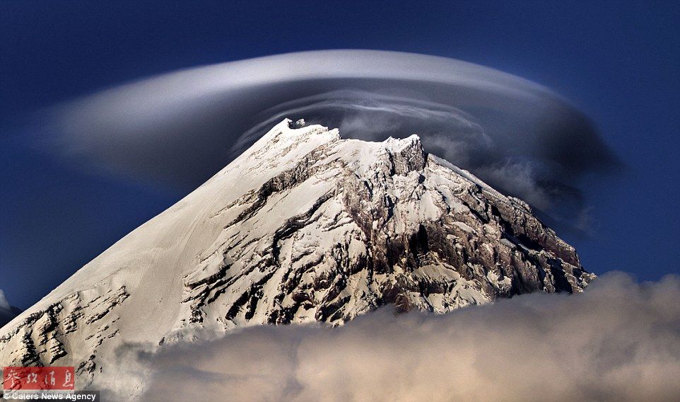火山上籠罩著類似于外星飛碟形狀的云彩，場(chǎng)景猶如科幻大片。