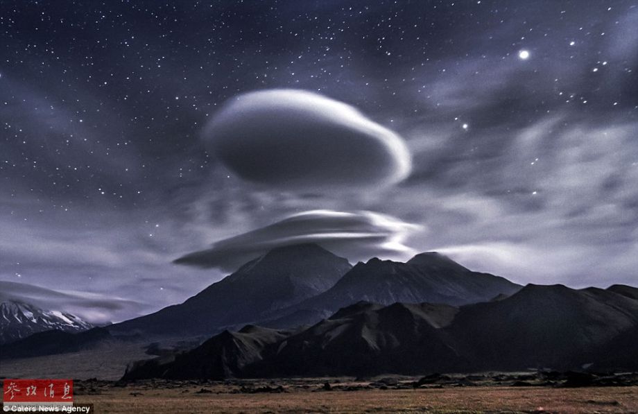 火山上籠罩著類似于外星飛碟形狀的云彩，場(chǎng)景猶如科幻大片。
