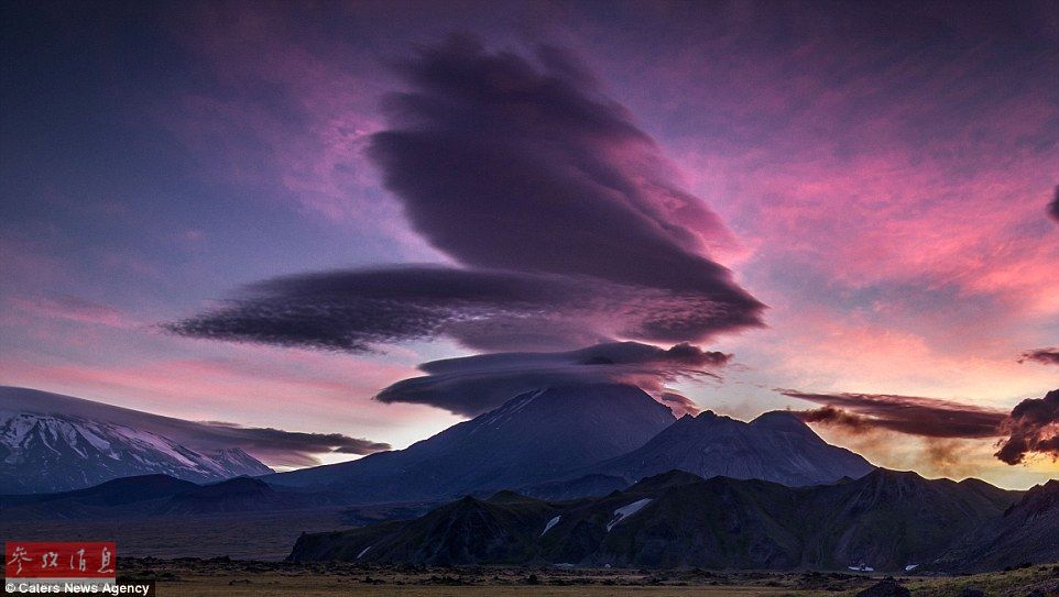 火山上籠罩著類似于外星飛碟形狀的云彩，場(chǎng)景猶如科幻大片。