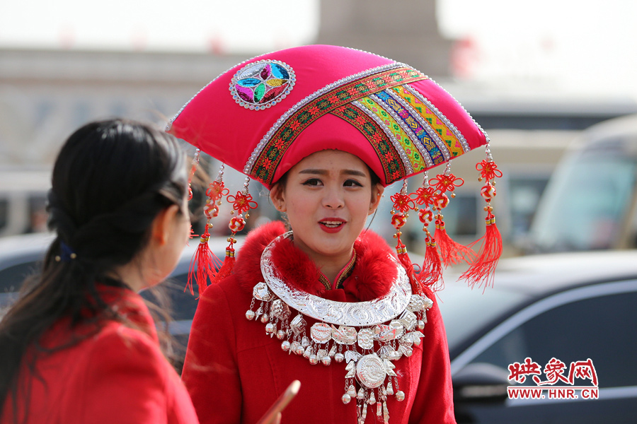 漂亮的頭飾配美女，回頭率相當(dāng)高