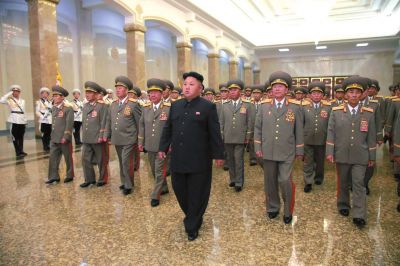 金正恩率領(lǐng)軍隊(duì)領(lǐng)導(dǎo)人等前往平壤錦繡山太陽宮瞻仰了金日成、金正日的遺容。