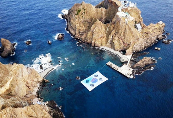 韓民間人士在獨島放巨幅韓國國旗 欲申請世界紀錄(組圖)