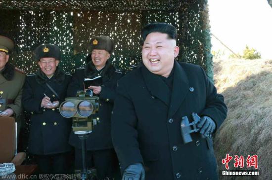 資料圖：當(dāng)?shù)貢r間2015年1月31日，據(jù)朝鮮《勞動新聞》報道，朝鮮最高領(lǐng)導(dǎo)人近日視察朝鮮?？哲娐?lián)合演習(xí)，演習(xí)中還出動了戰(zhàn)斗機和潛艇。