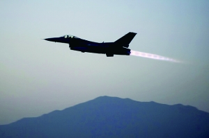 美國軍方19日證實，一架美軍F-16戰(zhàn)斗機上周在阿富汗東部遭到地面火力攻擊，受損嚴重，不得不拋掉兩個油箱以及多件武器彈藥才勉強返航。事發(fā)區(qū)域主要受塔利班控制。過去，塔利班武裝組織曾經(jīng)數(shù)次使用小型火力擊落美軍直升機，但從未擊中能在高空超音速飛行的F-16戰(zhàn)斗機。