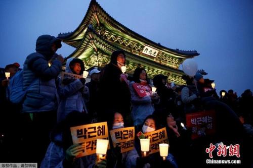 韓國民眾要求樸槿惠下臺的燭光集會現(xiàn)場。