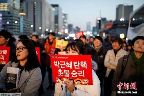 資料圖：當(dāng)?shù)貢r(shí)間3月10日上午，韓國(guó)憲法法院就總統(tǒng)彈劾案審判，樸槿惠被立即免去總統(tǒng)職務(wù)。當(dāng)晚，韓國(guó)民眾走上首爾街頭舉行燭光集會(huì)。